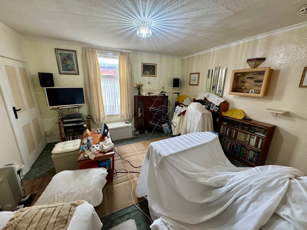 Lot: 169 - TOWN CENTRE FREEHOLD BLOCK OF FOUR FLATS - First floor flat - bed sitting room